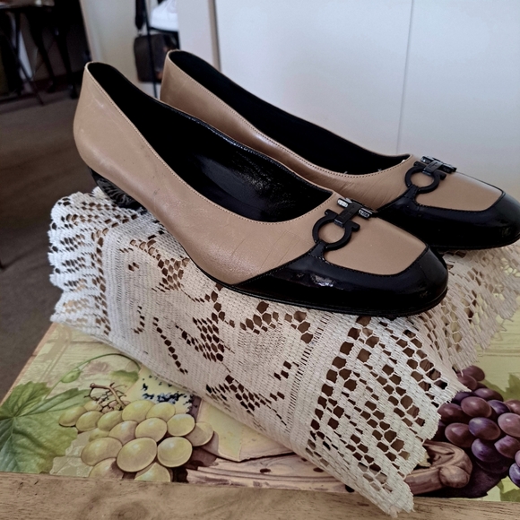 Salvatore Ferragamo Gancini Low Heel Taupe/Black Low Heel Pumps 9B - Picture 9 of 11